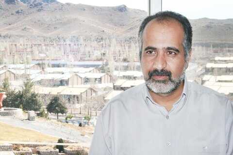با شعر نیمایی انس گرفتهام میرافضلی