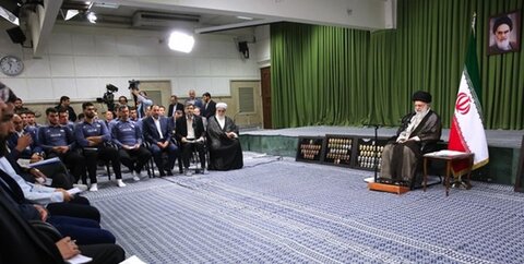 رهبر معظم انقلاب: مشکلات نباید جوانان را متوقف و ناامید کند/ خانمها توانایی رسیدن به موفقیتهای بزرگ را دارند رهبر