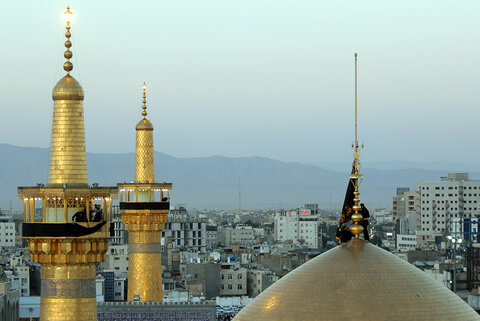 آیین تعویض پرچم گنبد حرم رضوی برگزار میشود پرچم عزا