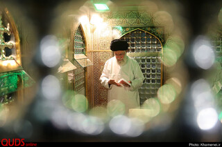 غبارروبی مضجع مطهر حضرت امام رضا علیهالسلام توسط مقام معظم رهبری