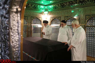 غبارروبی مضجع مطهر حضرت امام رضا علیهالسلام توسط مقام معظم رهبری