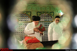 غبارروبی مضجع مطهر حضرت امام رضا علیهالسلام توسط مقام معظم رهبری