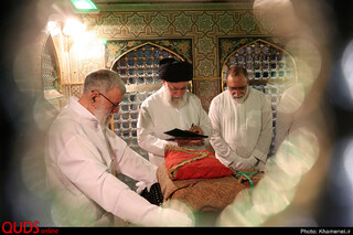 غبارروبی مضجع مطهر حضرت امام رضا علیهالسلام توسط مقام معظم رهبری