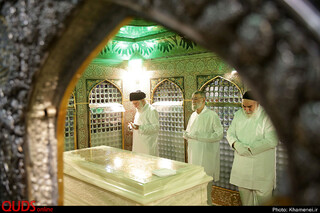 غبارروبی مضجع مطهر حضرت امام رضا علیهالسلام توسط مقام معظم رهبری