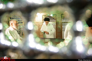 غبارروبی مضجع مطهر حضرت امام رضا علیهالسلام توسط مقام معظم رهبری