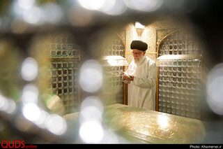 غبارروبی مضجع مطهر حضرت امام رضا علیهالسلام توسط مقام معظم رهبری
