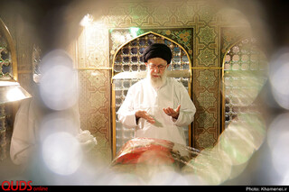 غبارروبی مضجع مطهر حضرت امام رضا علیهالسلام توسط مقام معظم رهبری
