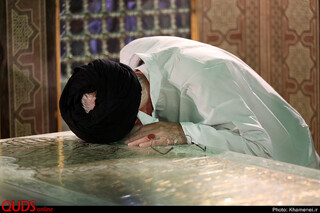 غبارروبی مضجع مطهر حضرت امام رضا علیهالسلام توسط مقام معظم رهبری