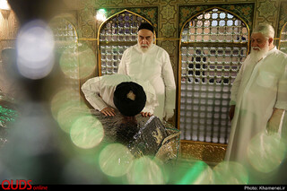 غبارروبی مضجع مطهر حضرت امام رضا علیهالسلام توسط مقام معظم رهبری