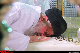 غبارروبی مضجع مطهر حضرت امام رضا علیهالسلام توسط مقام معظم رهبری