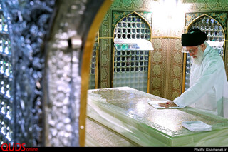 غبارروبی مضجع مطهر حضرت امام رضا علیهالسلام توسط مقام معظم رهبری