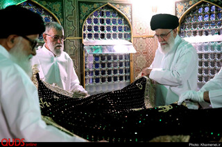 غبارروبی مضجع مطهر حضرت امام رضا علیهالسلام توسط مقام معظم رهبری