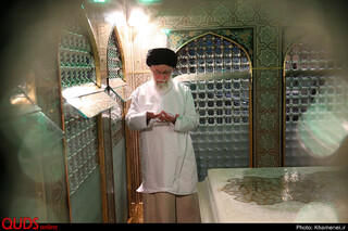 غبارروبی مضجع مطهر حضرت امام رضا علیهالسلام توسط مقام معظم رهبری