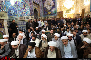 غبارروبی مضجع مطهر حضرت امام رضا علیهالسلام توسط مقام معظم رهبری
