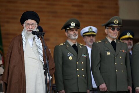 نیروهای مسلح باید آمادگیهای لازم را برای مقابله با فتنه داشته باشند/ دلسوزان عراق و لبنان اولویتشان را علاج ناامنی قرار دهند
رهبری