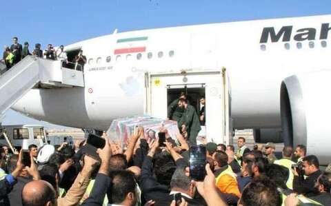 انتقال پیکر مطهر شهید سلیمانی از فرودگاه هاشمی نژاد به میدان 15خرداد مشهد سلیمانی