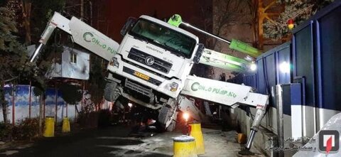 کامیون روی هوا مهار شد تا در گودال نیفتد+ عکس آتش نشانی