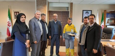 مدیر منطقه یک شهرداری همدان از پاکبان پاک دست قدردانی کرد تقدیر از پارکبان پاکدست