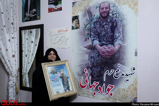 معصومه صبری مادر شهید جواد جهانی متولد سال ۶۰ که در آبان ۹۵ در حلب به شهادت رسید.