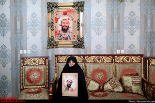 خانم میررضایی مادر شهید میرزا محمد تقی پور، متولد سال ۶۱ که در آبان ۹۶ در دیرالزور به شهادت رسید.