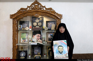 طاهره عارفی مادر شهید مصطفی عارفی، متولد سال ۵۹ که در اردیبهشت سال ۹۵ در منطقه تدمر به شهادت رسید.