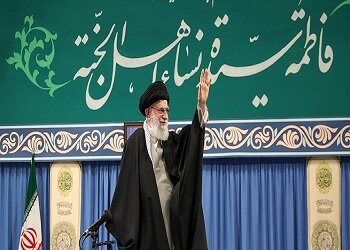 تابآوری ملت ایران مقابل غول وحشی آمریکا ناظران جهانی را به حیرت واداشته است/گریۀ در مجالس شهیدان، گریۀ اراده است
رهبری