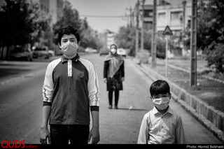 خانم هاشمی تصور می کرد روند شيوع کرونا پس از دو ماه قطع م يشود، اما اکنون اين
اوضاع همچنان ادامه دارد و بايد فاصله او با فرزندانش حفظ شود. انواع فاصله گذاری
مهمترين راهکار پيشنهادی برای جلوگيری از توسعه بيماری است.