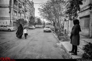 اميرحسين براي بردن يکي از اسباب بازی ها به خانه آمده است. مادربزرگ معتقد است
اسباب بازی بهانه بوده، اميرحسين دلتنگ مادرش است.