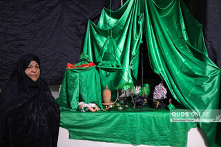 منزل شهید مدافع حرمی که نزدیک به 15 سال عزادار امام حسین(ع) در دهه اول محرم می شد.در این سال کرونایی و رعایت دستورالعمل های بهداشتی مراسمی برگزار نشد و هزینه این مراسم و نذر هر ساله صرف اطعام نیازمند می شود.