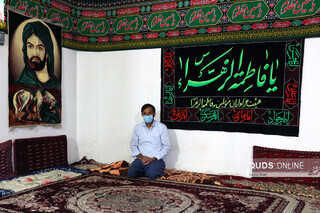 حاج محمود با پدرش زندگی میکند و نذر او را میدهد اما امسال بخاطر شرایط همه گیری ویروس کرونا این هزینه را صرف کمک به خانواده های بی سرپرست میکند.