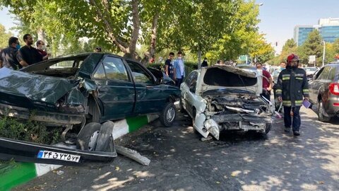 برخورد زنجیرهای هشت دستگاه خودرو در مشهد تصادف