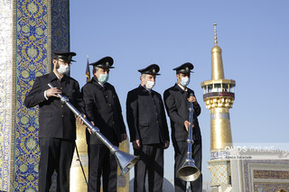 آیین تعویض پرچم گنبد حرم مطهر امام رضا علیه السلام