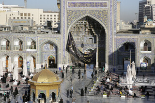 آیین تعویض پرچم گنبد حرم مطهر امام رضا علیه السلام
