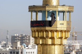 آیین تعویض پرچم گنبد حرم مطهر امام رضا علیه السلام