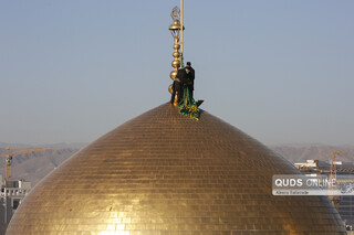 آیین تعویض پرچم گنبد حرم مطهر امام رضا علیه السلام
