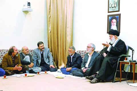 به صرف چای با رهبری در «جلسات پنجشنبهای» دیدار