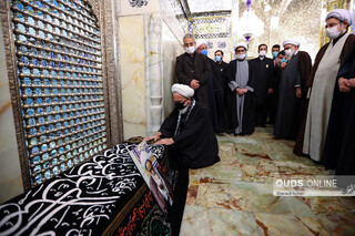 طواف پیکر آیت الله مصباح یزدی در حرم مطهر رضوی