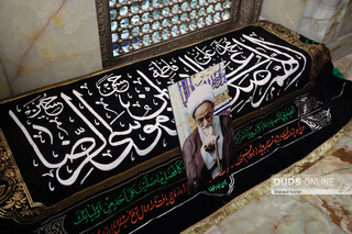 طواف پیکر آیت الله مصباح یزدی در حرم مطهر رضوی