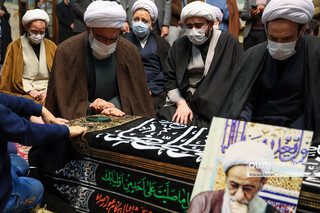 طواف پیکر آیت الله مصباح یزدی در حرم مطهر رضوی