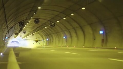 شکسته شدن رکورد عبور از تونل با هواپیما / فیلم شکسته شدن رکورد عبور از تونل با هواپیما / فیلم