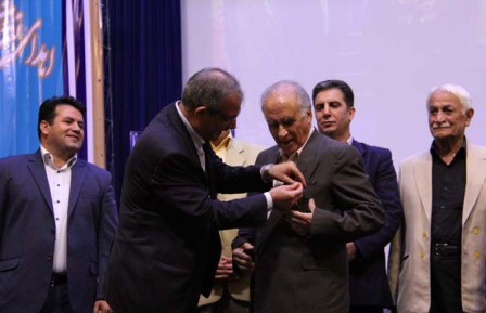 اعطای نشان تبریز به 2 پزشک سرشناس