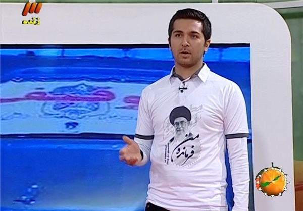 تی‌شرت مزین به عکس رهبری بر تن مجری تلویزیون/ عکس