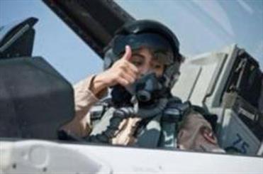 اولین خلبان زن اماراتی در جنگ علیه داعش