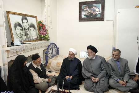 روحانی: از دیدار با خانواده شهدا، ایثارگران و جانبازان روحیه و قوت می گیرم