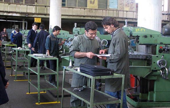 دلایل 3 شغله شدن در ایران/ هر شاغل 3.7 نفر را تحت پوشش دارد