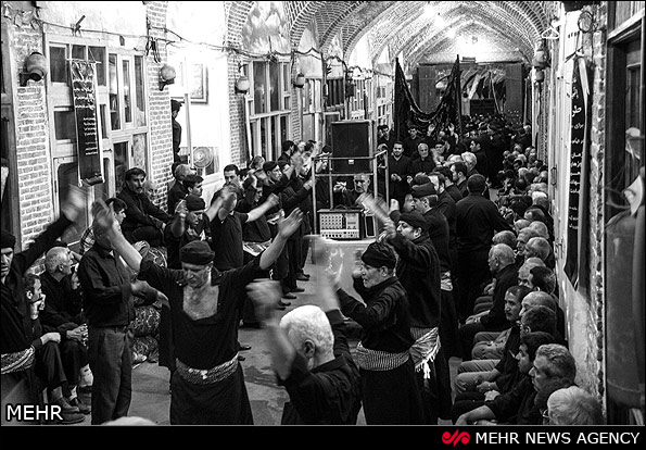 رخت سیاه بر تن بزرگترین بازار مسقف جهان/گردهمایی عزاداران در نخستین پایتخت تشیع