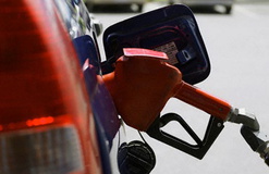  کاهش بی‌سابقه قیمت بنزین/روزهای خوش خودروسازان فرا رسید