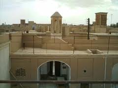 مسجدی با محراب چهل تکه فیروزه ای