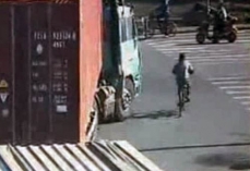 فیلم/ زیر گرفتن دوچرخه‌سوار با کامیون