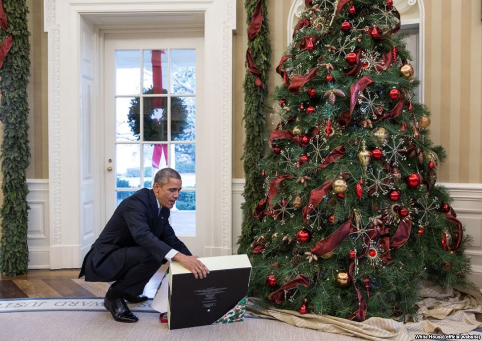 اوباما در حال باز کردن هدیه منشی ایرانی اش/ تصویر